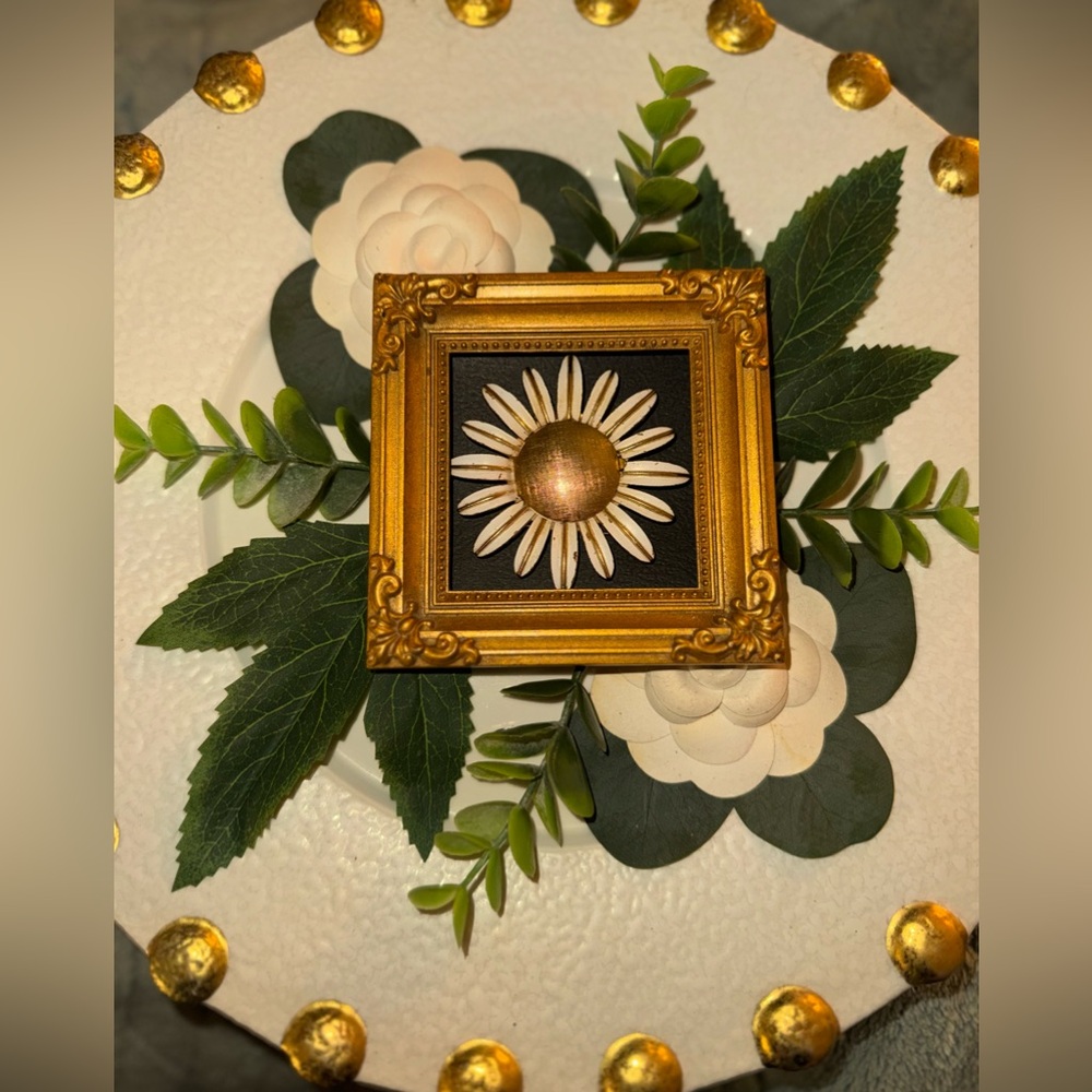 Vintage Daisy Brooch - Picture 2 of 14